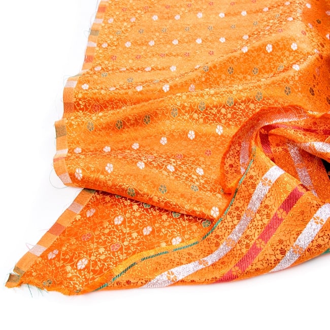 〔1m切り売り〕インドの伝統模様布〔幅約118cm〕 - オレンジ 5 - フチの写真です