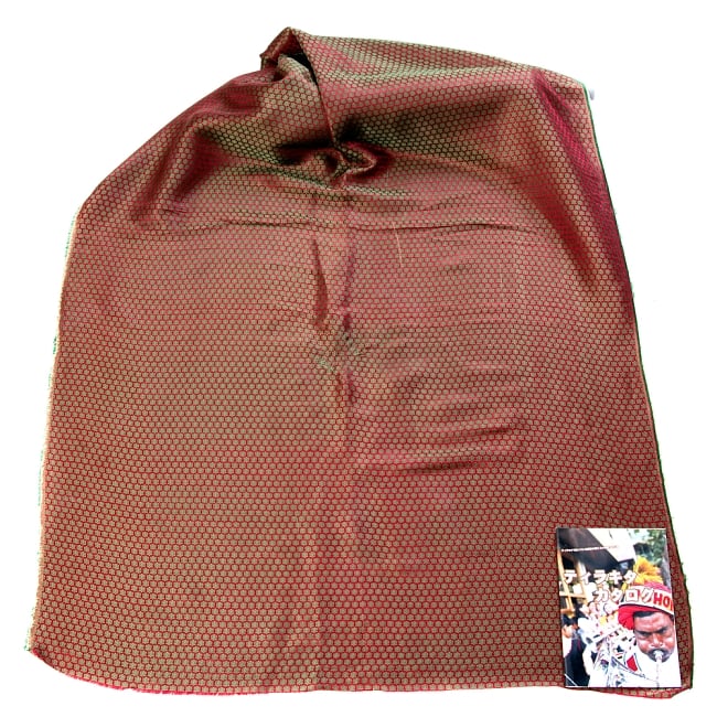 〔1m切り売り〕インドの伝統模様布〔幅約120cm〕 - 真紅 2 - 布を広げてみたところです。横幅もしっかり大きなサイズ。布の上に置かれているのはサイズ比較用の当店A4サイズカタログです。
