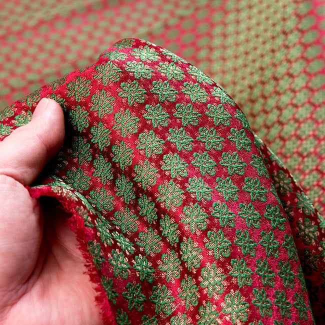 〔1m切り売り〕インドの伝統模様布〔幅約120cm〕 - 真紅 6 - 生地の拡大写真です