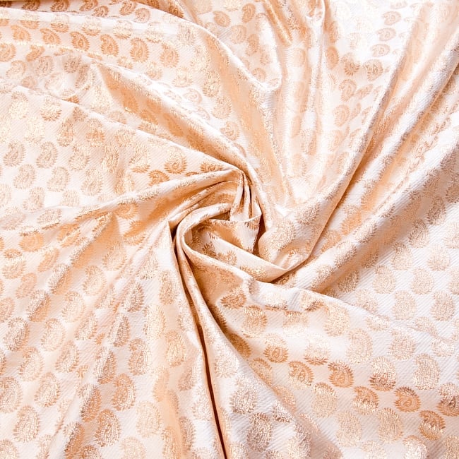 〔1m切り売り〕インドの伝統模様布〔幅約118cm〕 - クリーム 4 - 布をくるりと渦のようにしてみたところです。陰影がきれいです。