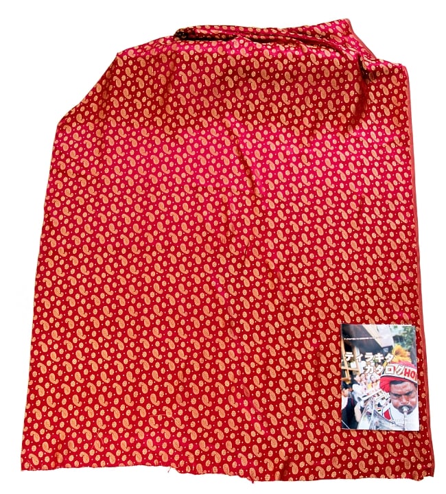 〔1m切り売り〕インドの伝統模様布〔幅約115cm〕 - レッド 2 - 布を広げてみたところです。横幅もしっかり大きなサイズ。布の上に置かれているのはサイズ比較用の当店A4サイズカタログです。