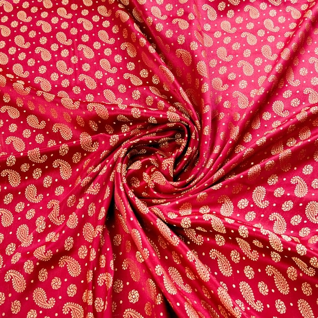 〔1m切り売り〕インドの伝統模様布〔幅約115cm〕 - レッド 4 - 布をくるりと渦のようにしてみたところです。陰影がきれいです。