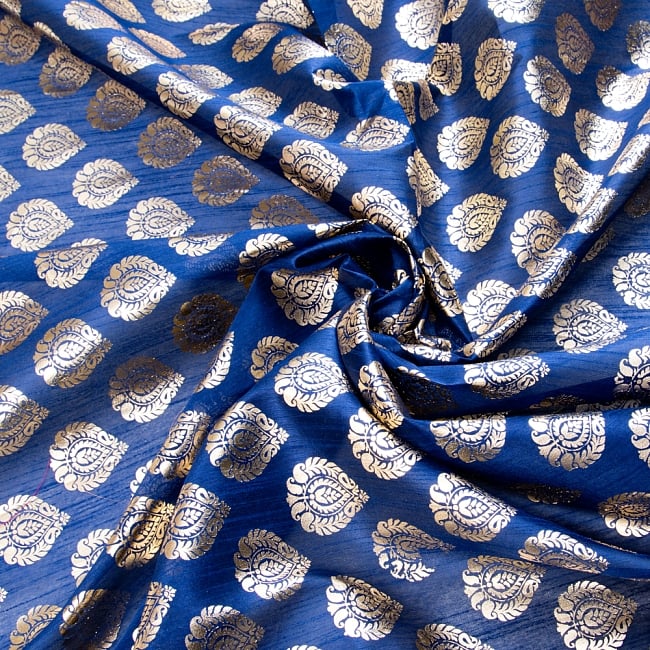 〔1m切り売り〕インドの伝統模様布〔幅約112cm〕各色あり 4 - 布をくるりと渦のようにしてみたところです。陰影がきれいです。