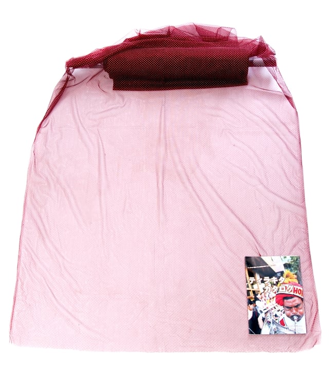 〔1m単位切り売り〕ゴールドドットプリントのメッシュ生地布〔112cm〕 - えんじ 2 - 横幅もしっかり大きなサイズ。布の上に置かれているのはサイズ比較用の当店A4サイズカタログです。