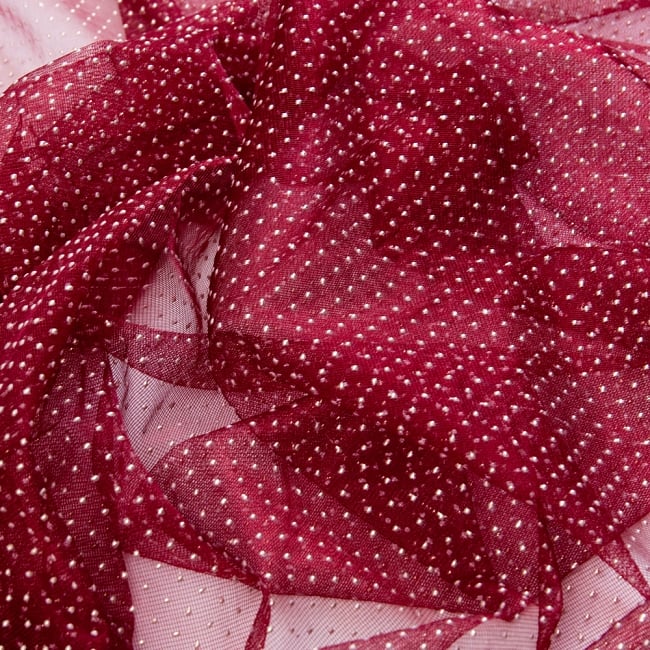 〔1m単位切り売り〕ゴールドドットプリントのメッシュ生地布〔112cm〕 - えんじ 4 - 拡大写真です。