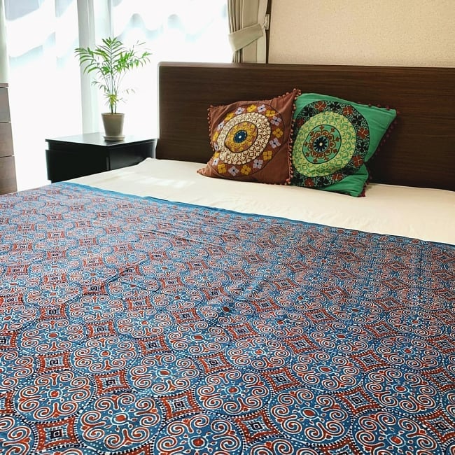 〔1m切り売り〕伝統息づく南インドから　昔ながらの木版藍染の更紗模様布〔115cm〕 - 紺系 11 - アイデア次第で、いろいろな用途にご使用いただけます。