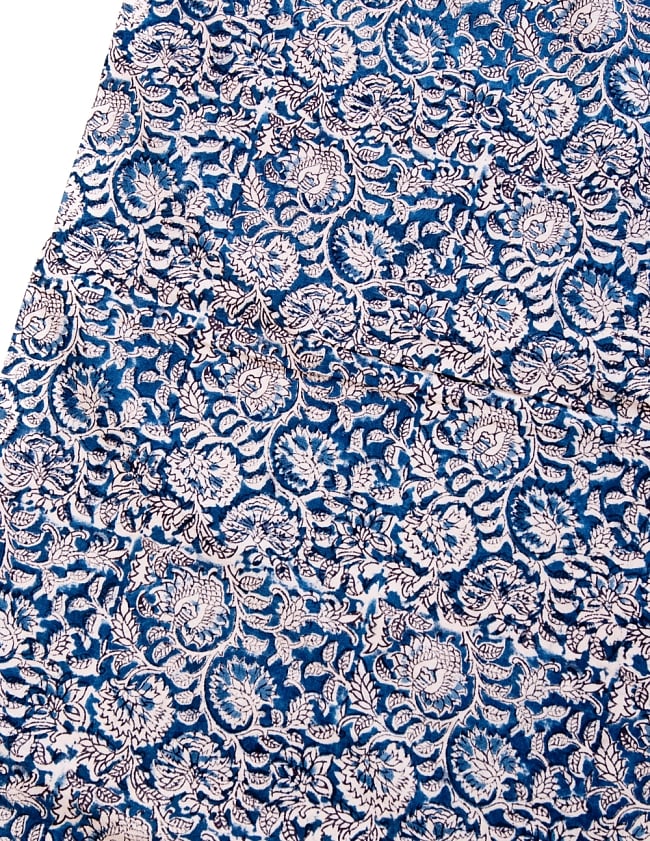 〔1m切り売り〕伝統息づく南インドから　昔ながらの木版藍染の更紗模様布〔115cm〕 - 紺系 2 - とても素敵な雰囲気です