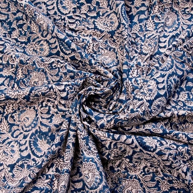 〔1m切り売り〕伝統息づく南インドから　昔ながらの木版藍染の更紗模様布〔115cm〕 - 紺系 3 - 陰影によっても表情が変わります