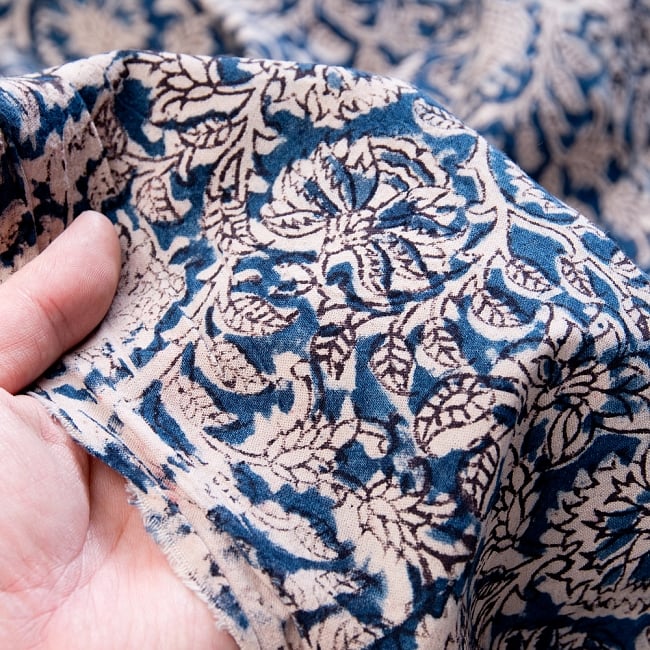 〔1m切り売り〕伝統息づく南インドから　昔ながらの木版藍染の更紗模様布〔115cm〕 - 紺系 5 - 拡大写真です。雰囲気ある、このムラはハンドメイドにしか出せません。