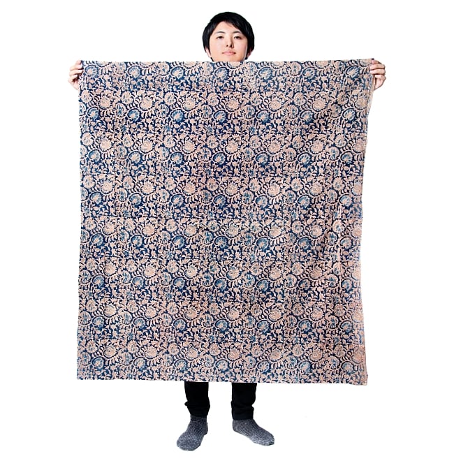 〔1m切り売り〕伝統息づく南インドから　昔ながらの木版藍染の更紗模様布〔115cm〕 - 紺系 6 - 同ジャンル品の[【MB-RSCLTH-652】横幅：約117cm]を、1m切って持ってみたところです。いろいろな用途に使えそうです。