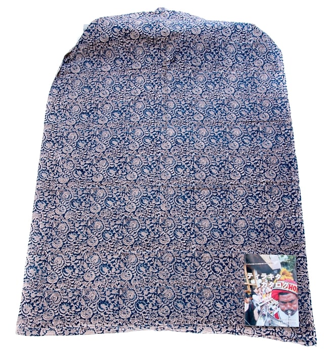 〔1m切り売り〕伝統息づく南インドから　昔ながらの木版藍染の更紗模様布〔115cm〕 - 紺系 7 - [【MB-RSCLTH-652】横幅：約117cm]を、床において広げてみました。右端にあるのはA4サイズの当店カタログです。