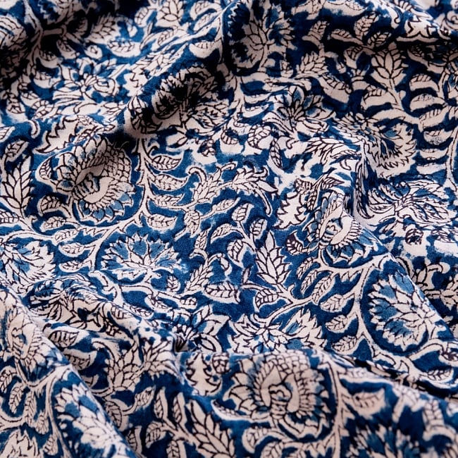 〔1m切り売り〕伝統息づく南インドから　昔ながらの木版藍染の更紗模様布〔115cm〕 - 紺系の写真1枚目です。木版で丁寧にプリント。インドらしい味わいのある布地です。ウッドブロック,木版染め,ボタニカル,唐草模様,切り売り,量り売り布,アジア布 量り売り,手芸,生地