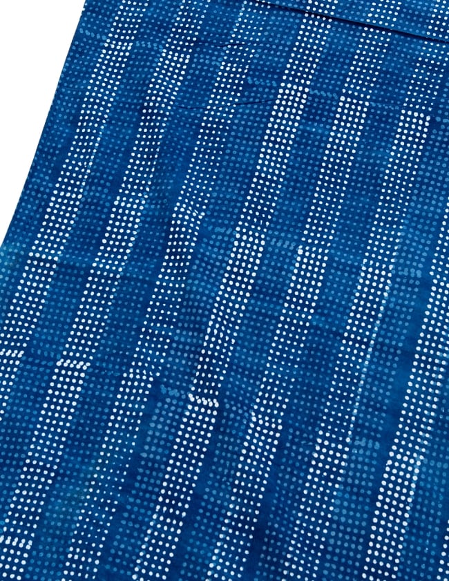 〔1m単位切り売り〕伝統息づく南インドから 昔ながらの木版染めドットストライプ布〔109cm〕 - 紺系 2 - とても素敵な雰囲気です