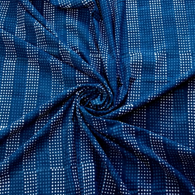 〔1m単位切り売り〕伝統息づく南インドから 昔ながらの木版染めドットストライプ布〔109cm〕 - 紺系 3 - 陰影によっても表情が変わります