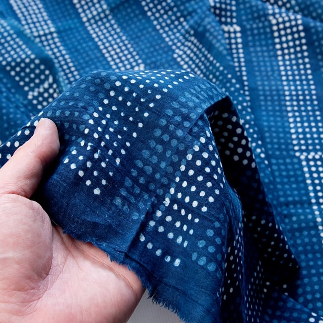 〔1m切り売り〕伝統息づく南インドから　昔ながらの木版染めドットストライプ布〔109cm〕 - 紺系 5 - 拡大写真です。雰囲気ある、このムラはハンドメイドにしか出せません。