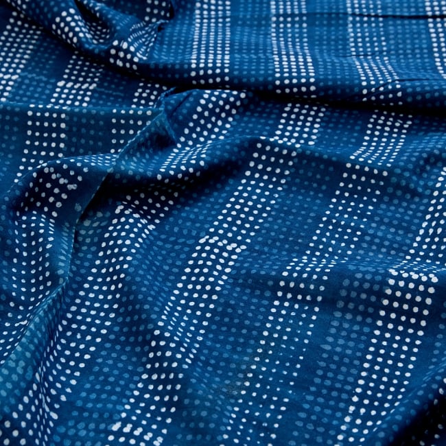 〔1m切り売り〕伝統息づく南インドから　昔ながらの木版染めドットストライプ布〔109cm〕 - 紺系の写真1枚目です。木版で丁寧にプリント。インドらしい味わいのある布地です。ウッドブロック,木版染め,ボタニカル,唐草模様,切り売り,量り売り布,アジア布 量り売り,手芸,生地