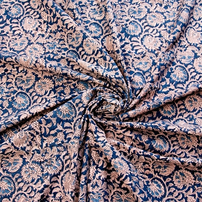 〔1m切り売り〕伝統息づく南インドから　昔ながらの木版藍染の更紗模様布〔117cm〕 - 紺系 3 - 陰影によっても表情が変わります