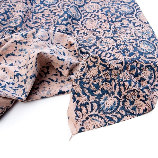 〔1m切り売り〕伝統息づく南インドから　昔ながらの木版藍染の更紗模様布〔117cm〕 - 紺系 4 - 縁の写真です
