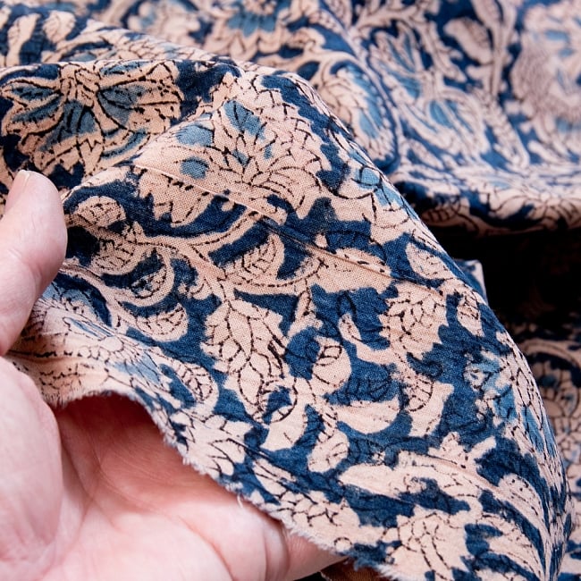 〔1m切り売り〕伝統息づく南インドから　昔ながらの木版藍染の更紗模様布〔117cm〕 - 紺系 5 - 拡大写真です。雰囲気ある、このムラはハンドメイドにしか出せません。
