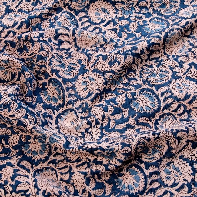 〔1m切り売り〕伝統息づく南インドから　昔ながらの木版藍染の更紗模様布〔117cm〕 - 紺系の写真1枚目です。木版で丁寧にプリント。インドらしい味わいのある布地です。ウッドブロック,木版染め,ボタニカル,唐草模様,切り売り,量り売り布,アジア布 量り売り,手芸,生地