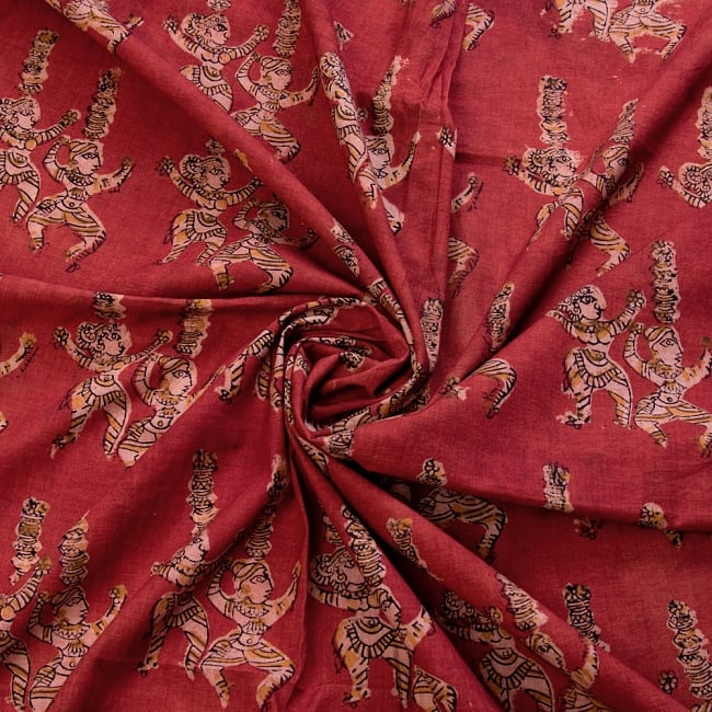 〔1m切り売り〕伝統息づく南インドから　昔ながらの木版染めラジャスタンダンス柄布〔111cm〕 - 赤系 3 - 陰影によっても表情が変わります
