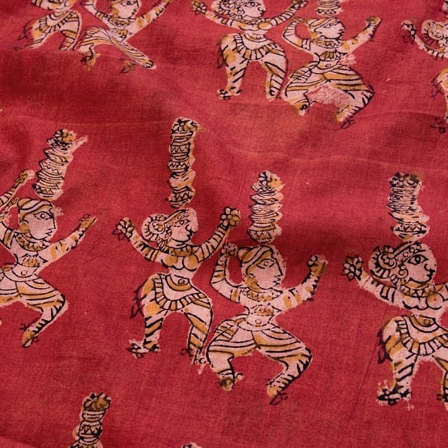 〔1m切り売り〕伝統息づく南インドから　昔ながらの木版染めラジャスタンダンス柄布〔111cm〕 - 赤系の写真1枚目です。木版で丁寧にプリント。インドらしい味わいのある布地です。ウッドブロック,木版染め,ボタニカル,唐草模様,切り売り,量り売り布,アジア布 量り売り,手芸,生地