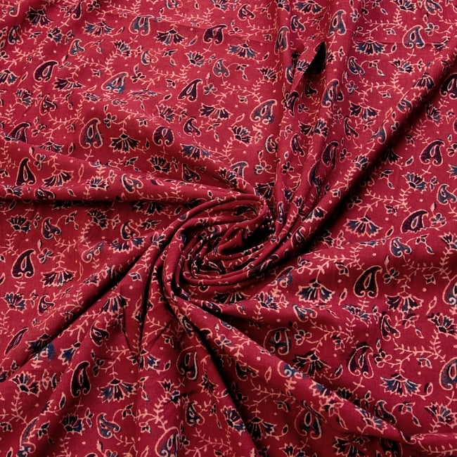〔1m切り売り〕伝統息づく南インドから　昔ながらの木版染め更紗模様布〔118cm〕 - えんじ 3 - 陰影によっても表情が変わります
