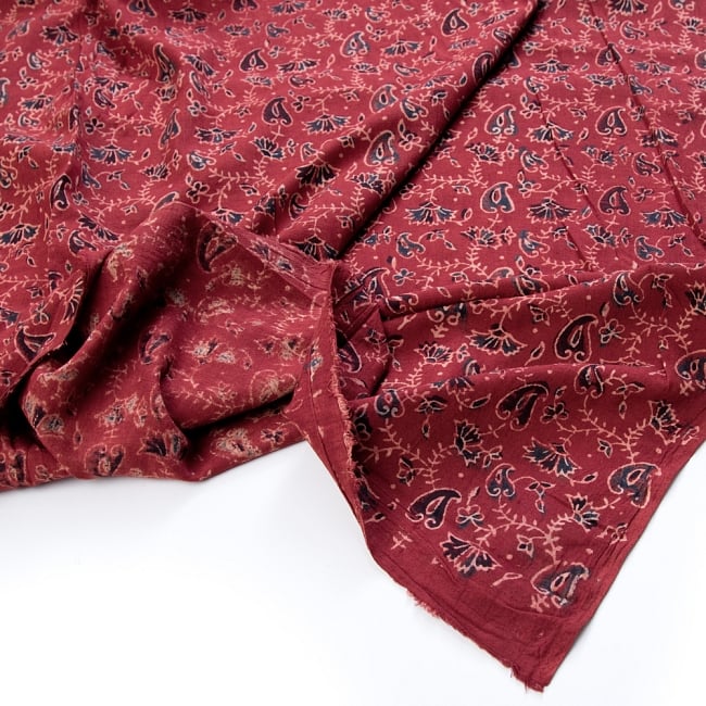 〔1m切り売り〕伝統息づく南インドから　昔ながらの木版染め更紗模様布〔118cm〕 - えんじ 4 - 縁の写真です