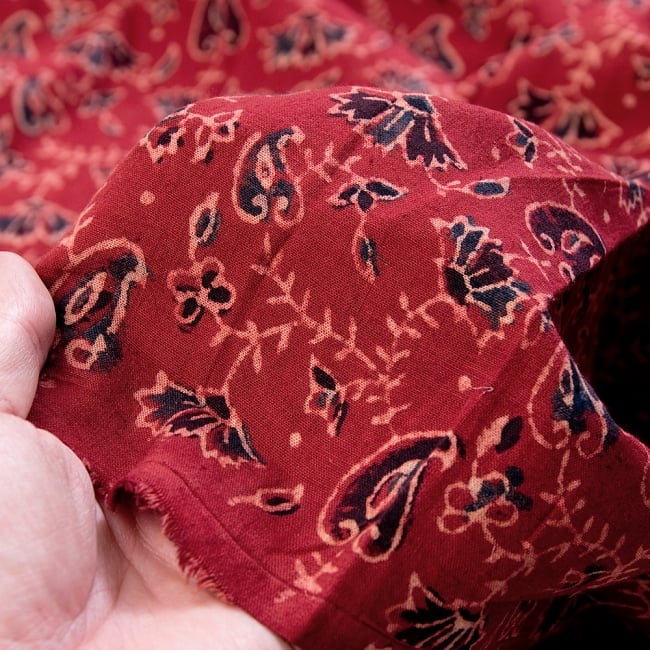 〔1m切り売り〕伝統息づく南インドから　昔ながらの木版染め更紗模様布〔118cm〕 - えんじ 5 - 拡大写真です。雰囲気ある、このムラはハンドメイドにしか出せません。