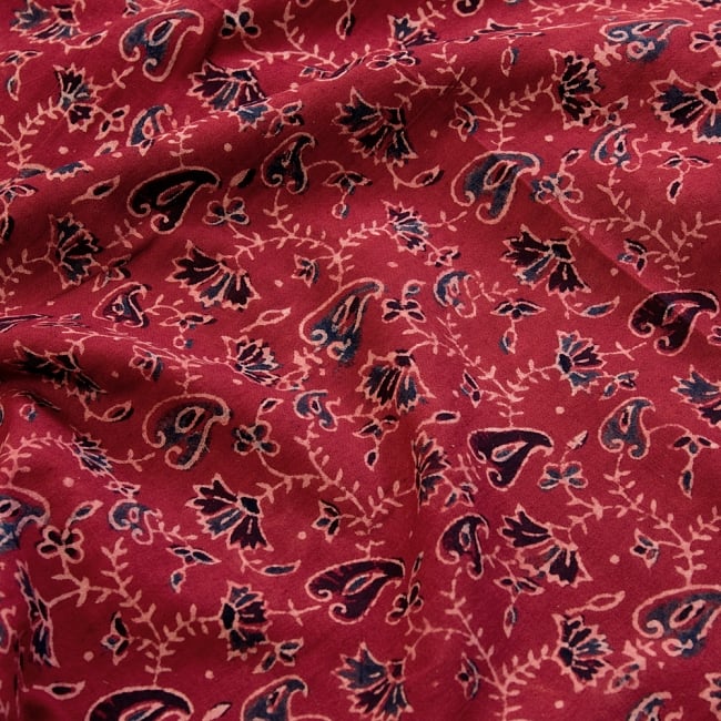 〔1m切り売り〕伝統息づく南インドから　昔ながらの木版染め更紗模様布〔118cm〕 - えんじの写真1枚目です。木版で丁寧にプリント。インドらしい味わいのある布地です。ウッドブロック,木版染め,ボタニカル,唐草模様,切り売り,量り売り布,アジア布 量り売り,手芸,生地