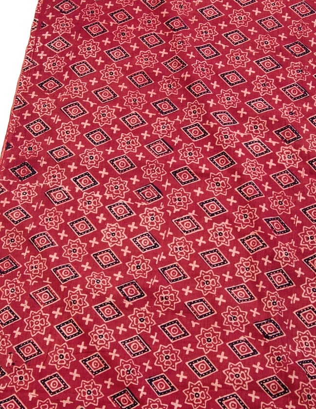 〔1m切り売り〕伝統息づく南インドから　昔ながらの木版染め伝統模様布〔114cm〕 - えんじ 2 - とても素敵な雰囲気です