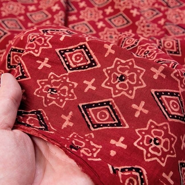 〔1m切り売り〕伝統息づく南インドから　昔ながらの木版染め伝統模様布〔114cm〕 - えんじ 5 - 拡大写真です。雰囲気ある、このムラはハンドメイドにしか出せません。