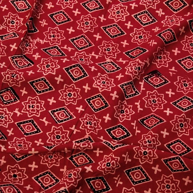 〔1m切り売り〕伝統息づく南インドから　昔ながらの木版染め伝統模様布〔114cm〕 - えんじの写真1枚目です。木版で丁寧にプリント。インドらしい味わいのある布地です。ウッドブロック,木版染め,ボタニカル,唐草模様,切り売り,量り売り布,アジア布 量り売り,手芸,生地