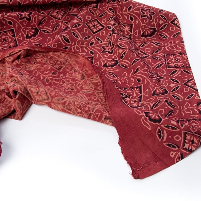 〔1m切り売り〕伝統息づく南インドから　昔ながらの木版染め伝統模様布〔117cm〕 - えんじ 4 - 縁の写真です