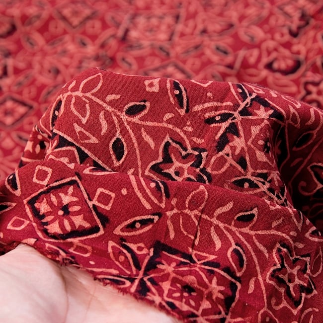 〔1m切り売り〕伝統息づく南インドから　昔ながらの木版染め伝統模様布〔117cm〕 - えんじ 5 - 拡大写真です。雰囲気ある、このムラはハンドメイドにしか出せません。