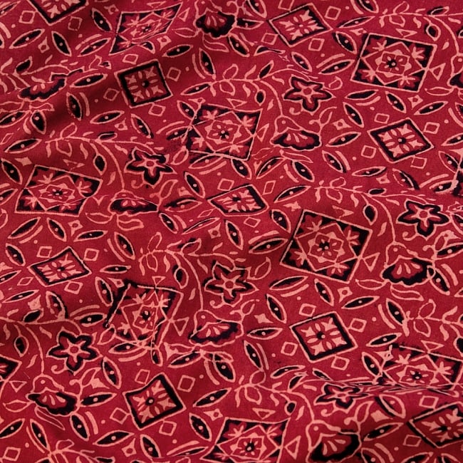 〔1m切り売り〕伝統息づく南インドから　昔ながらの木版染め伝統模様布〔117cm〕 - えんじの写真1枚目です。木版で丁寧にプリント。インドらしい味わいのある布地です。ウッドブロック,木版染め,ボタニカル,唐草模様,切り売り,量り売り布,アジア布 量り売り,手芸,生地