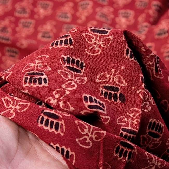 〔1m切り売り〕伝統息づく南インドから　昔ながらの木版染め小花柄布〔117cm〕 - えんじ 5 - 拡大写真です。雰囲気ある、このムラはハンドメイドにしか出せません。