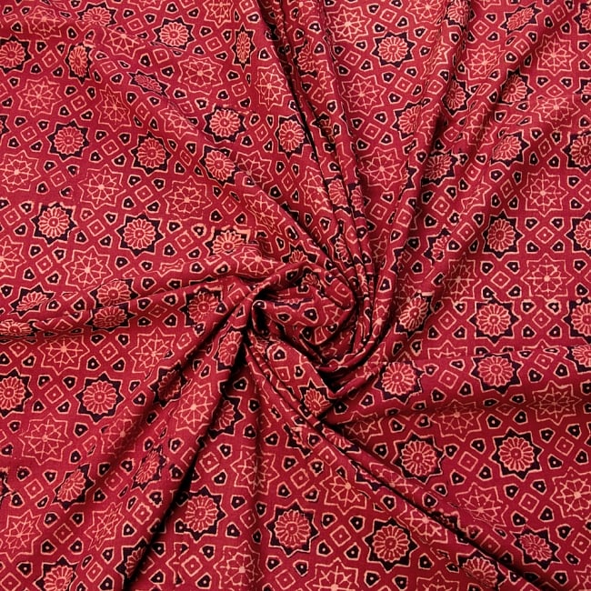 〔1m切り売り〕伝統息づく南インドから　昔ながらの木版染めアジュラックデザインの伝統模様布〔113cm〕 - えんじ 3 - 陰影によっても表情が変わります