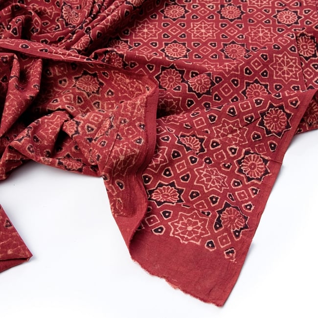 〔1m切り売り〕伝統息づく南インドから　昔ながらの木版染めアジュラックデザインの伝統模様布〔113cm〕 - えんじ 4 - 縁の写真です