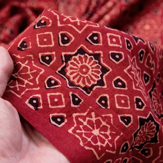 〔1m切り売り〕伝統息づく南インドから　昔ながらの木版染めアジュラックデザインの伝統模様布〔113cm〕 - えんじ 5 - 拡大写真です。雰囲気ある、このムラはハンドメイドにしか出せません。