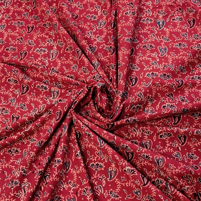 〔1m切り売り〕伝統息づく南インドから　昔ながらの木版染め更紗模様布〔115cm〕 - えんじ 3 - 陰影によっても表情が変わります