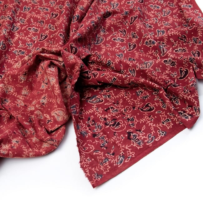 〔1m切り売り〕伝統息づく南インドから　昔ながらの木版染め更紗模様布〔115cm〕 - えんじ 4 - 縁の写真です