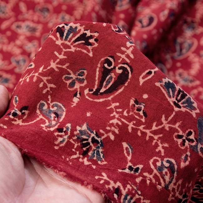 〔1m切り売り〕伝統息づく南インドから　昔ながらの木版染め更紗模様布〔115cm〕 - えんじ 5 - 拡大写真です。雰囲気ある、このムラはハンドメイドにしか出せません。
