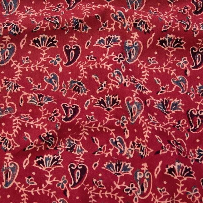 〔1m切り売り〕伝統息づく南インドから　昔ながらの木版染め更紗模様布〔115cm〕 - えんじの写真1枚目です。木版で丁寧にプリント。インドらしい味わいのある布地です。ウッドブロック,木版染め,ボタニカル,唐草模様,切り売り,量り売り布,アジア布 量り売り,手芸,生地