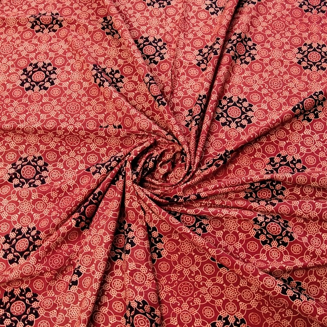 〔1m切り売り〕伝統息づく南インドから　昔ながらのアジュラックデザインの更紗模様布〔114cm〕 - えんじ 3 - 陰影によっても表情が変わります