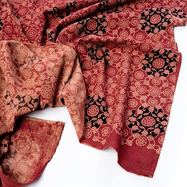 〔1m切り売り〕伝統息づく南インドから　昔ながらのアジュラックデザインの更紗模様布〔114cm〕 - えんじ 4 - 縁の写真です