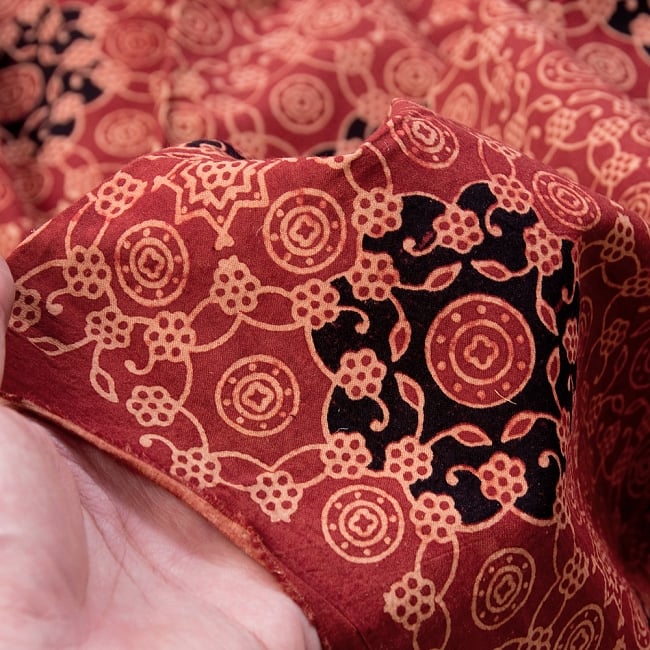 〔1m切り売り〕伝統息づく南インドから　昔ながらのアジュラックデザインの更紗模様布〔114cm〕 - えんじ 5 - 拡大写真です。雰囲気ある、このムラはハンドメイドにしか出せません。
