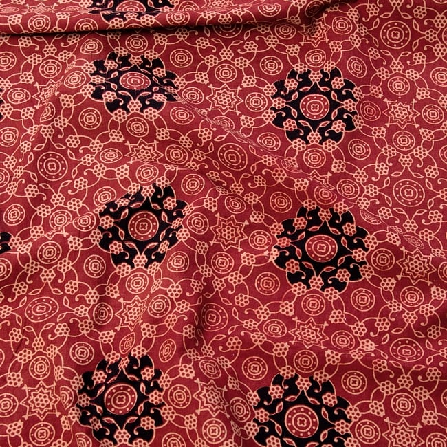 〔1m切り売り〕伝統息づく南インドから　昔ながらのアジュラックデザインの更紗模様布〔114cm〕 - えんじの写真1枚目です。インドらしい味わいのある布地です。ボタニカル,唐草模様,切り売り,量り売り布,アジア布 量り売り,手芸,生地