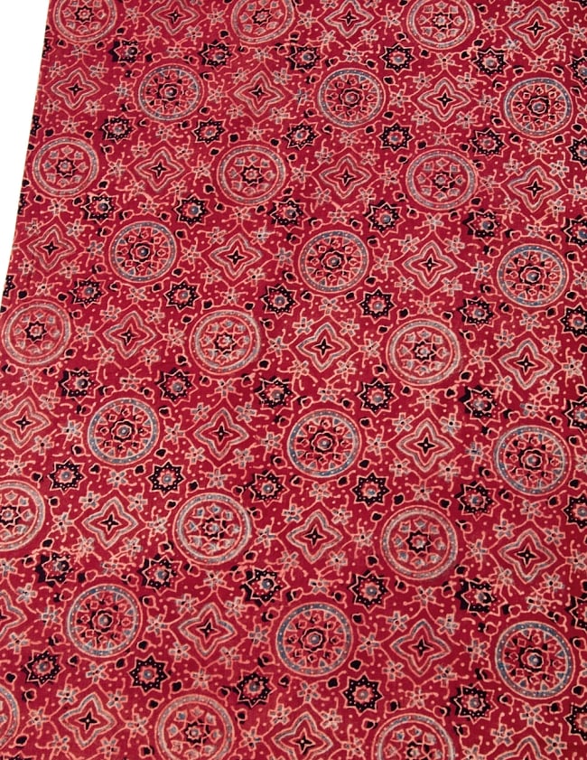 〔1m切り売り〕伝統息づく南インドから　昔ながらの木版染めアジュラックデザインの更紗模様布〔115cm〕 - えんじ 2 - とても素敵な雰囲気です