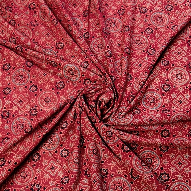 〔1m切り売り〕伝統息づく南インドから　昔ながらの木版染めアジュラックデザインの更紗模様布〔115cm〕 - えんじ 3 - 陰影によっても表情が変わります